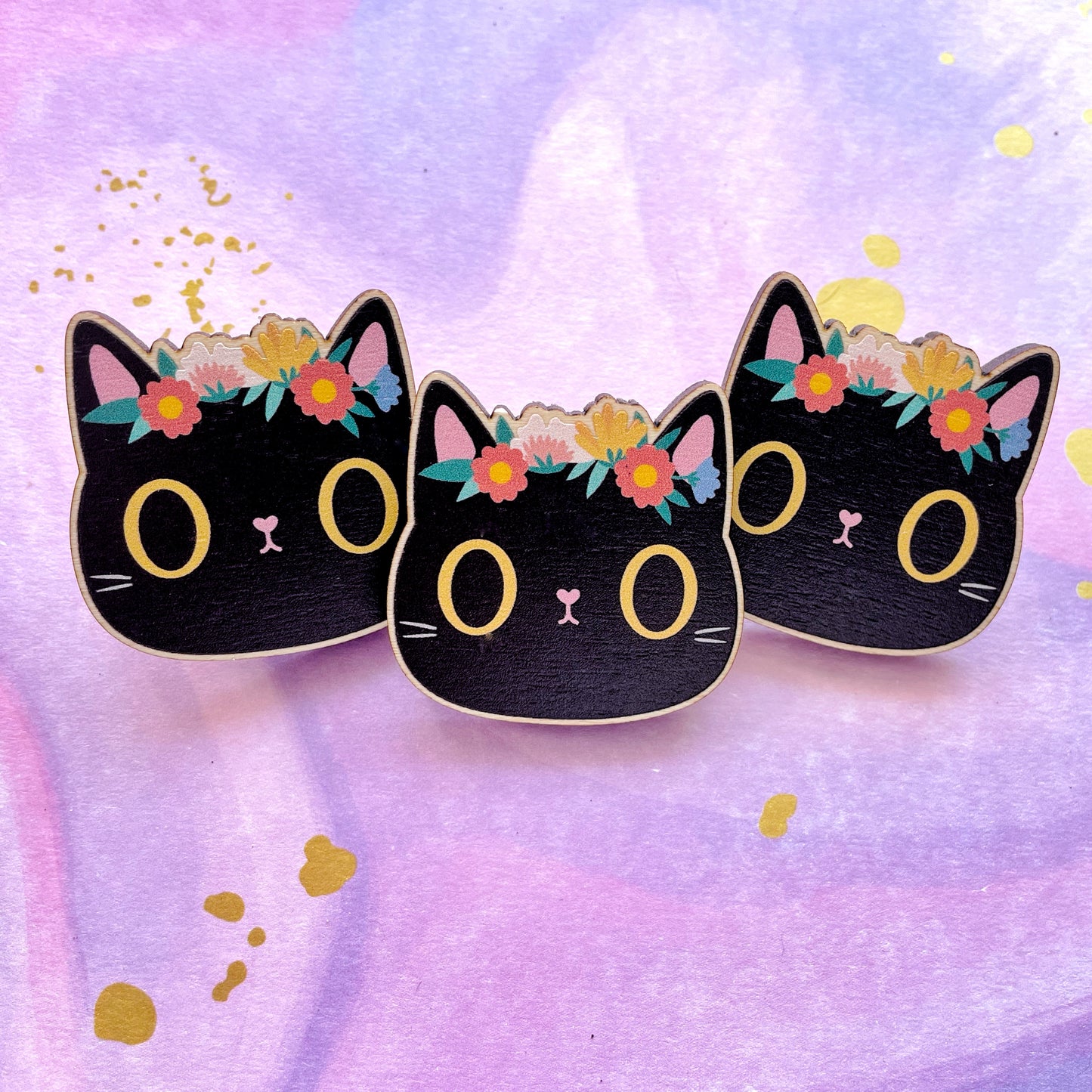 Black cat pin badge with floral crown, made from sustainable wood. Cute gift for cat lovers.